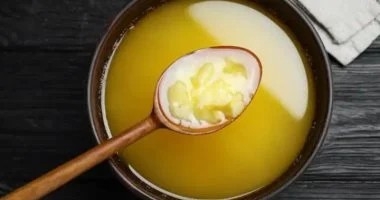 ماذا يحدث لجسمك عند تناول كوب من السمن مع الماء الدافئ؟