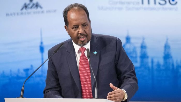 الرئيس الصومالي يعلن ضبط شحنات من المتفجرات والطائرات المسيرة تابعة لأنصار الله