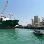 هل ألغت واشنطن قيودها على الحوثيين بعد تعهدهم بوقف تهديد الملاحة وهل انتهت أزمة الوقود؟