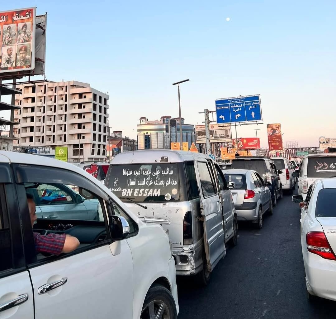 فوضى سير واختناقات مرورية في محافظة عدن