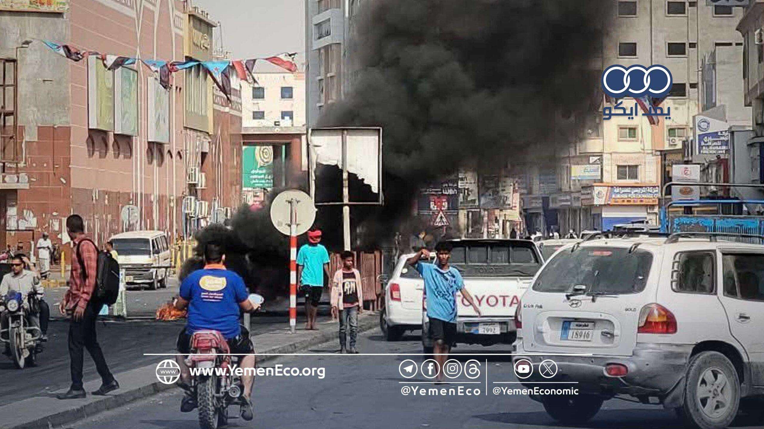 حضرموت: تظاهرات غاضبة تجتاح المكلا وتقتحم ديوان المحافظة تنديداً بانهيار الخدمات