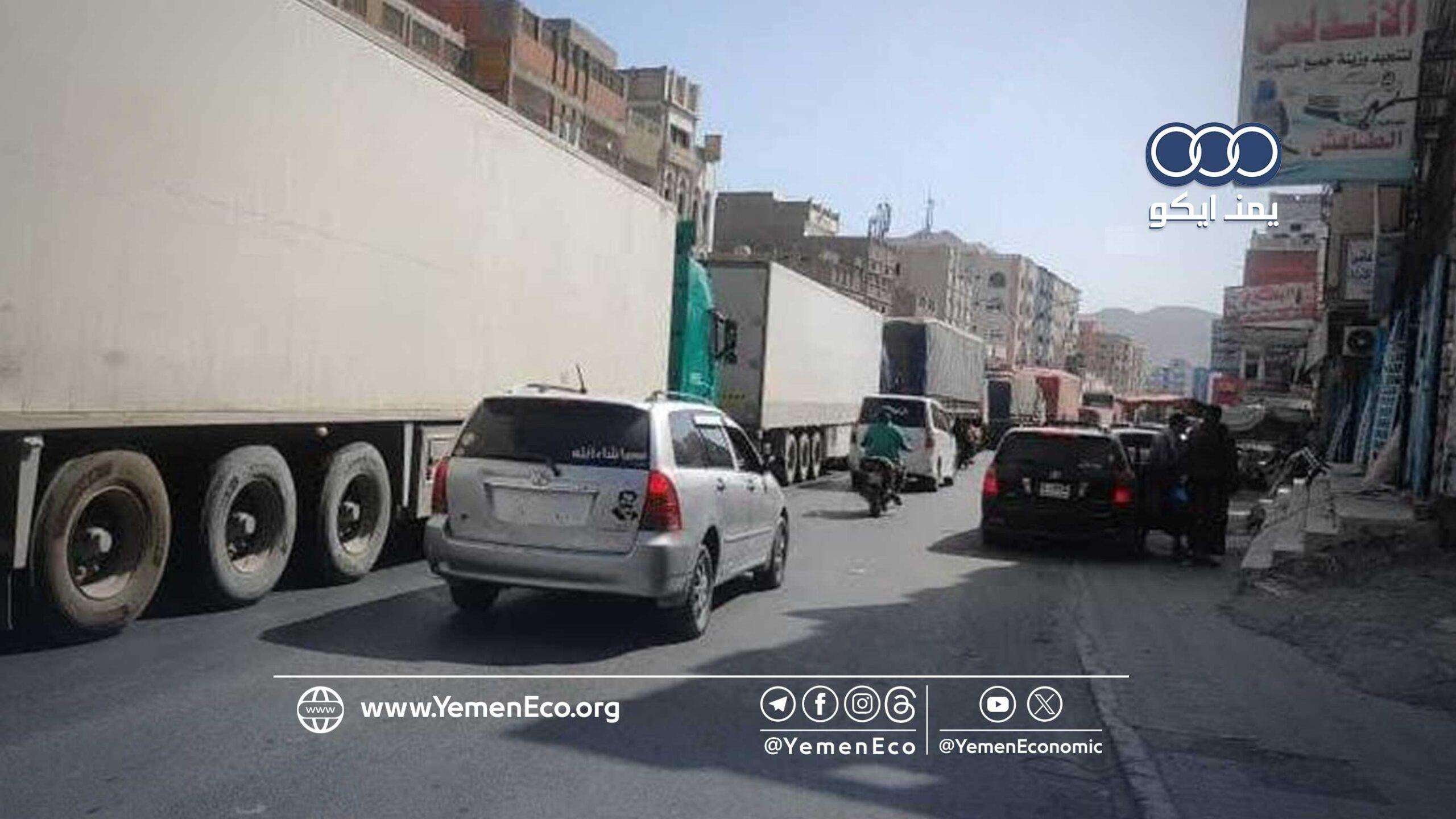 احتجاجات في المكلا تغلق الطريق الدولي أمام الشاحنات والناقلات