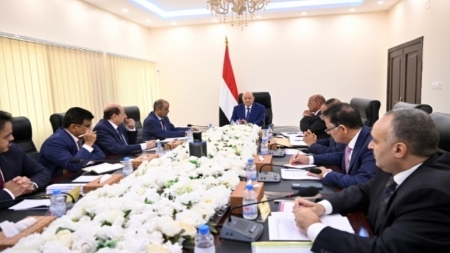 اليمن: الرئيس العليمي يجتمع بلجنة إدارة الأزمات ويحذر الحوثيين من زج اليمن في الصراعات الإقليمية